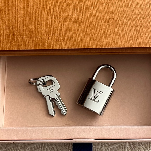 Louis Vuitton Silver Lock #315 and Keys - Picture 5 of 9